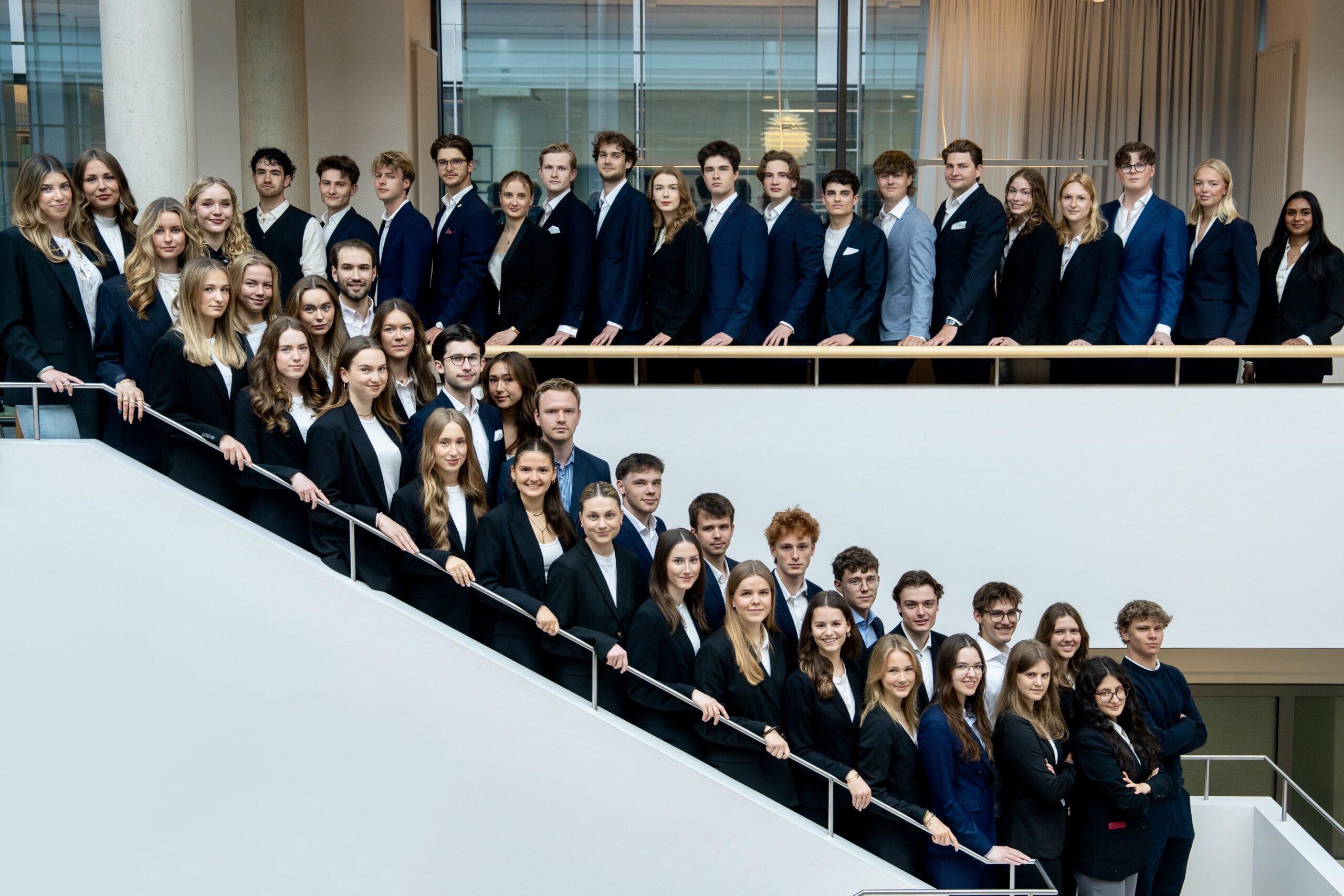 Gruppenfoto der Mitglieder von Contact & Cooperation Lüneburg im Zentralgebäude der Leuphana